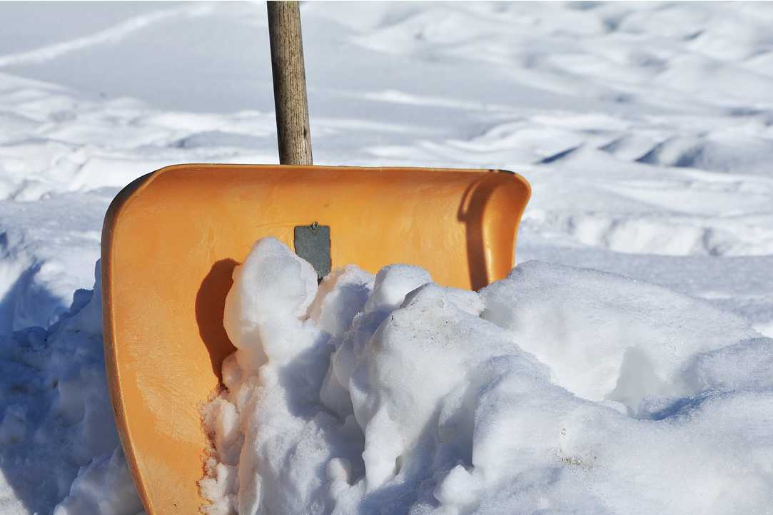 Schneeschieber Schneeschaufel mit Stecksystem 93 x 24 cm schwarz