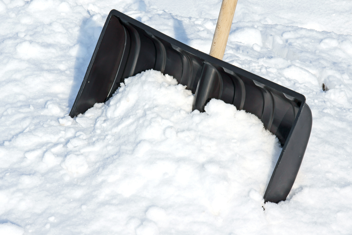 Hecht Große Schneeschaufel mit leichtem Stahlstiel – Schiebekante